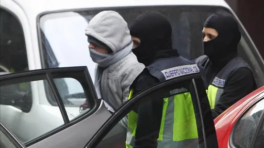 Agentes de la Policia Nacional introducen en un coche al hombre que ha sido detenido en Mataró Agentes de la Policia Nacional introducen en un coche al hombre que ha sido detenido en Mataró
