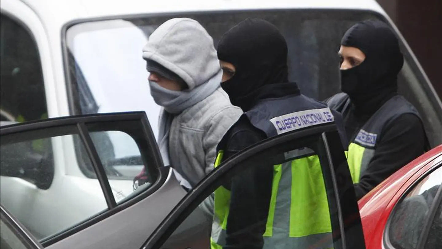 Agentes de la Policia Nacional introducen en un coche al hombre que ha sido detenido en Mataró Agentes de la Policia Nacional introducen en un coche al hombre que ha sido detenido en Mataró
