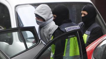 Agentes de la Policia Nacional introducen en un coche al hombre que ha sido detenido en Mataró 