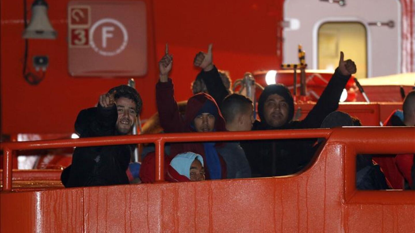 Salvamento Mar&iacute;timo traslada a un grupo de inmigrantes rescatados en aguas pr&oacute;ximas a Almer&iacute;a