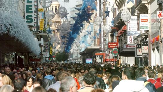 Vista de la madrile&ntilde;a calle Preciados, abarrotada de ciudadanos