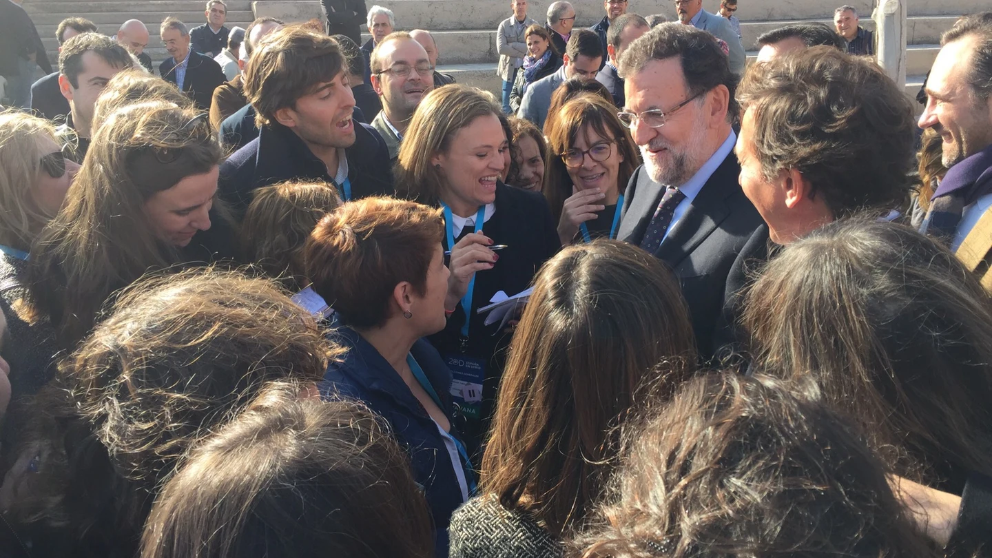 Los periodistas de la caravana del PP charlan con Rajoy Los periodistas de la caravana del PP charlan con Rajoy