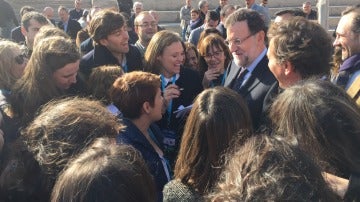 Los periodistas de la caravana del PP charlan con Rajoy