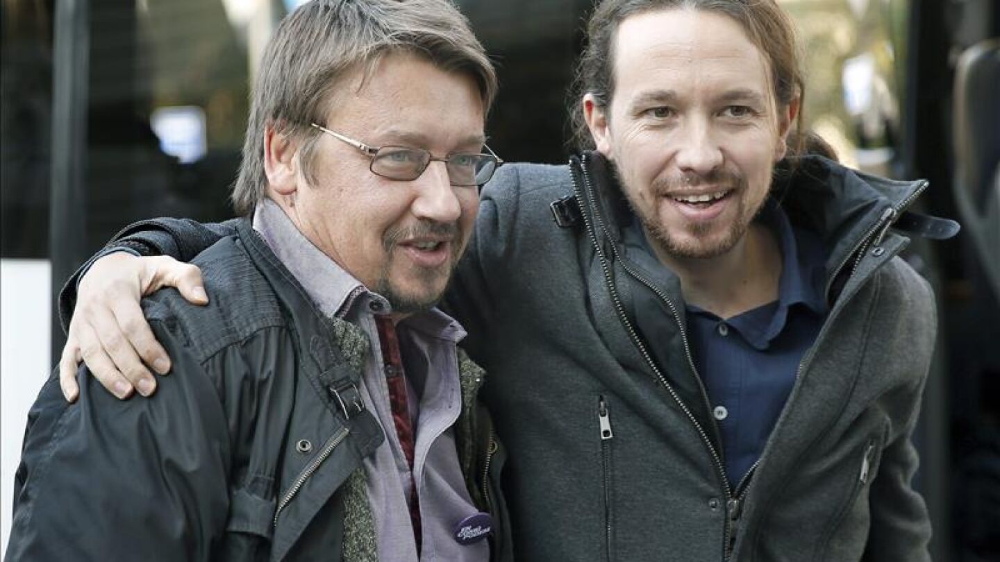 El candidato de Podemos a la presidencia del Gobierno, Pablo Iglesias saluda al candidato de En Com&uacute; Podem