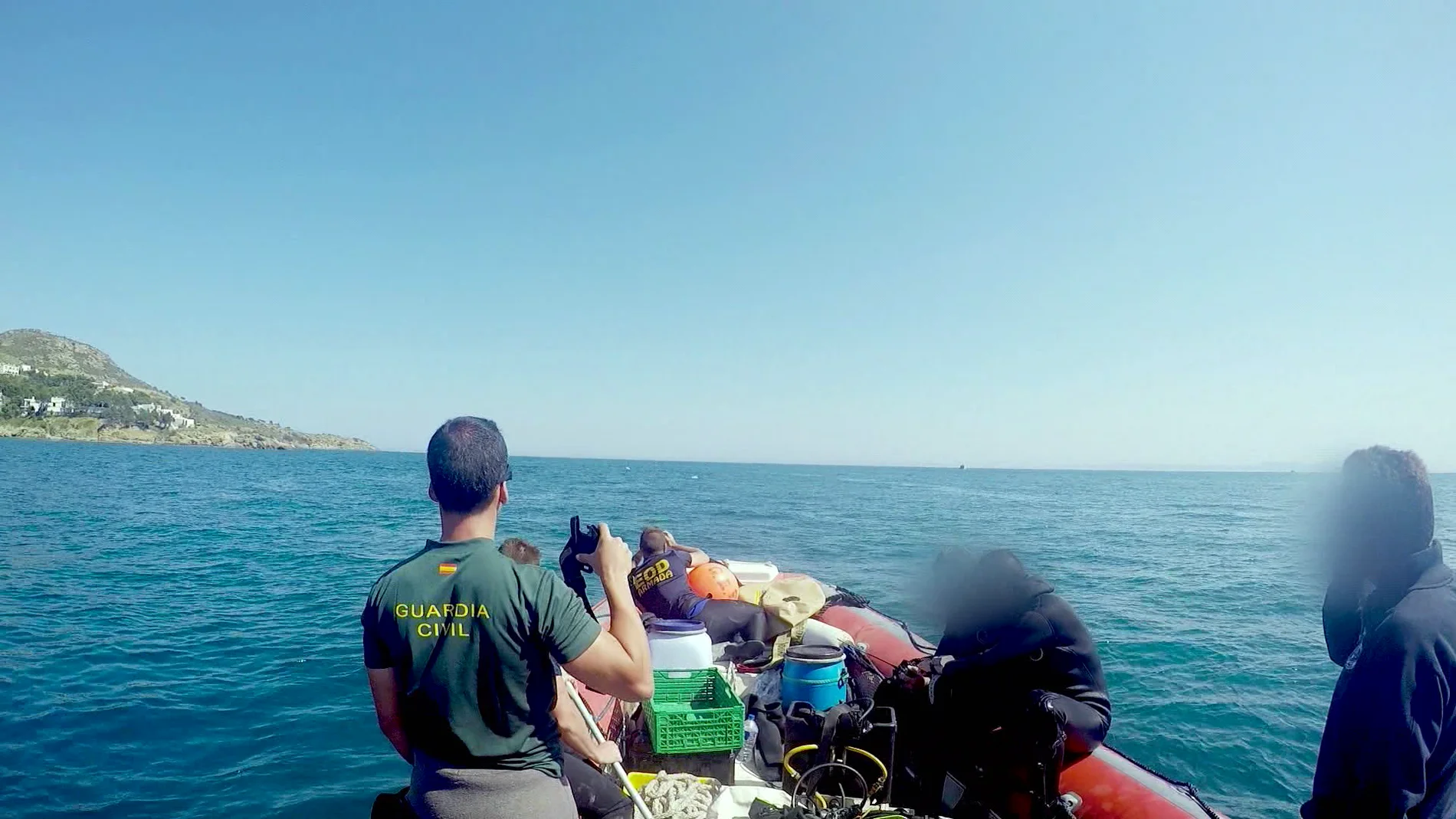 El equipo marítimo de la Guardia Civil detona el explosivo encontrado en la costa