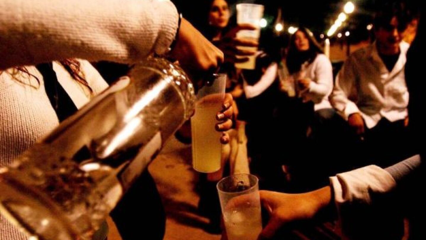 J&oacute;venes bebiendo alcohol