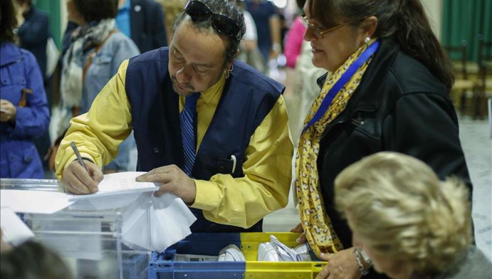 Imagen de archivo: Llegada del voto por correo a un colegio electoral.