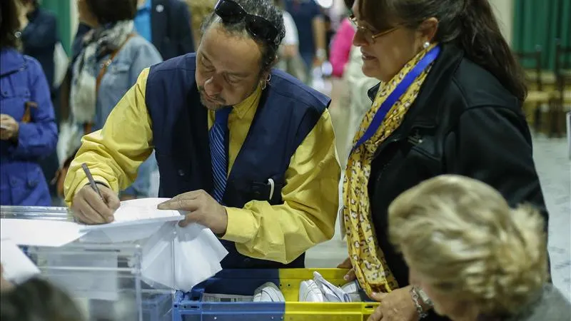 Imagen de archivo: Llegada del voto por correo a un colegio electoral.