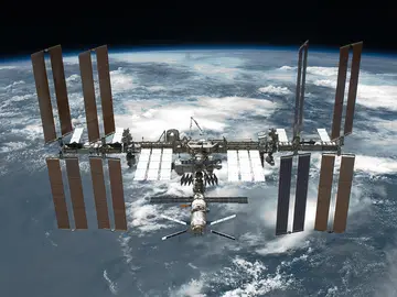 La ISS fotografiada desde el transborador especial Endeavour en la mision STS-134 el 29 de mayo de 2011 La ISS fotografiada desde el transborador especial Endeavour en la mision STS-134 el 29 de mayo de 2011