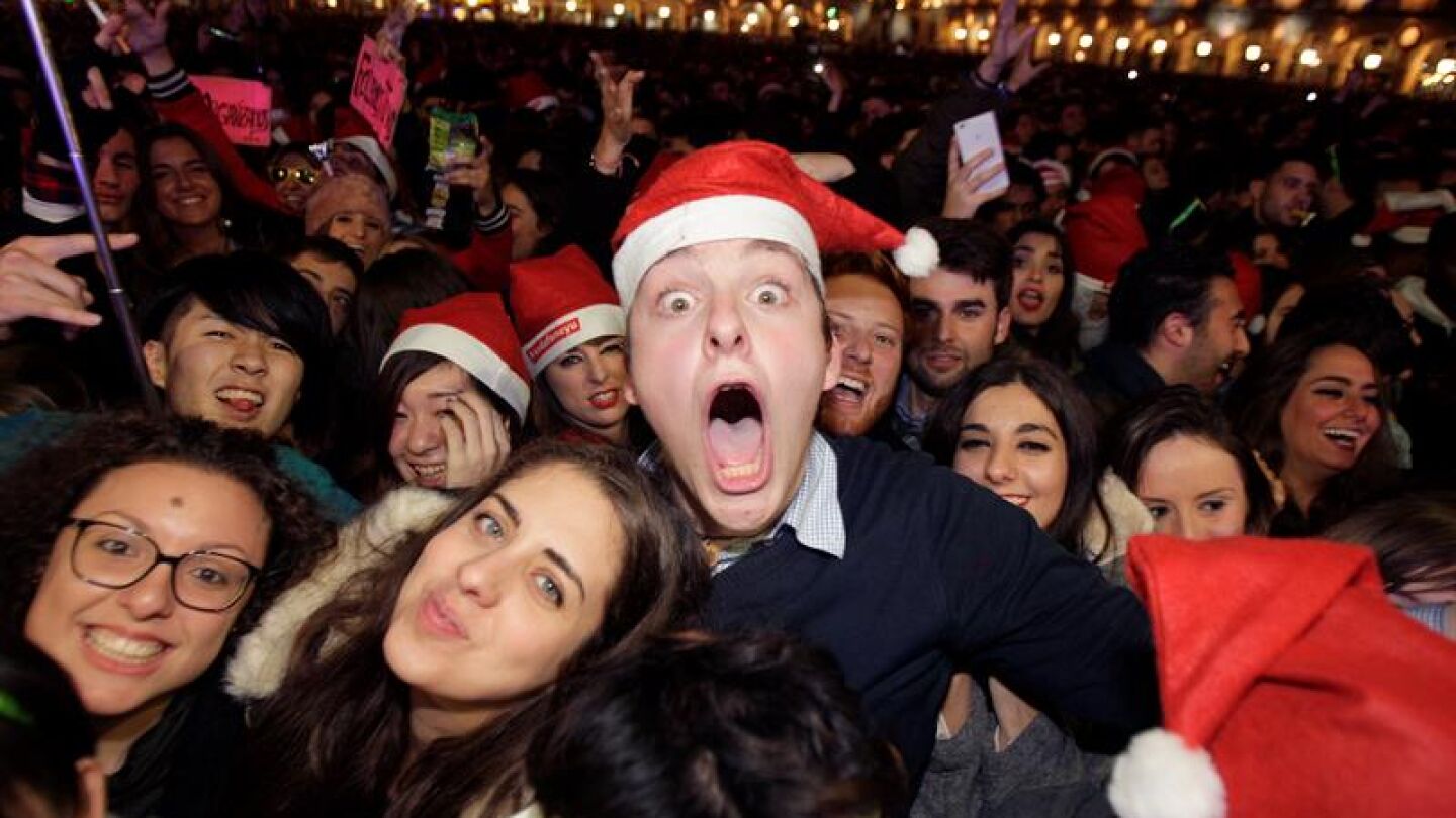 Miles de j&oacute;venes celebran la nochevieja universitaria