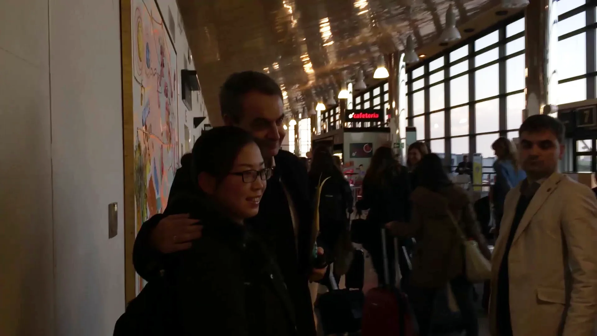 Zapatero se fotografía en el aeropuerto de Asturias