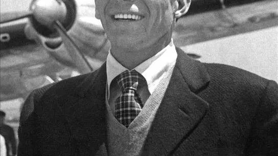 El actor y cantante Frank Sinatra a su llegada al aeropuerto del Prat, en 1950 El actor y cantante Frank Sinatra a su llegada al aeropuerto del Prat, en 1950