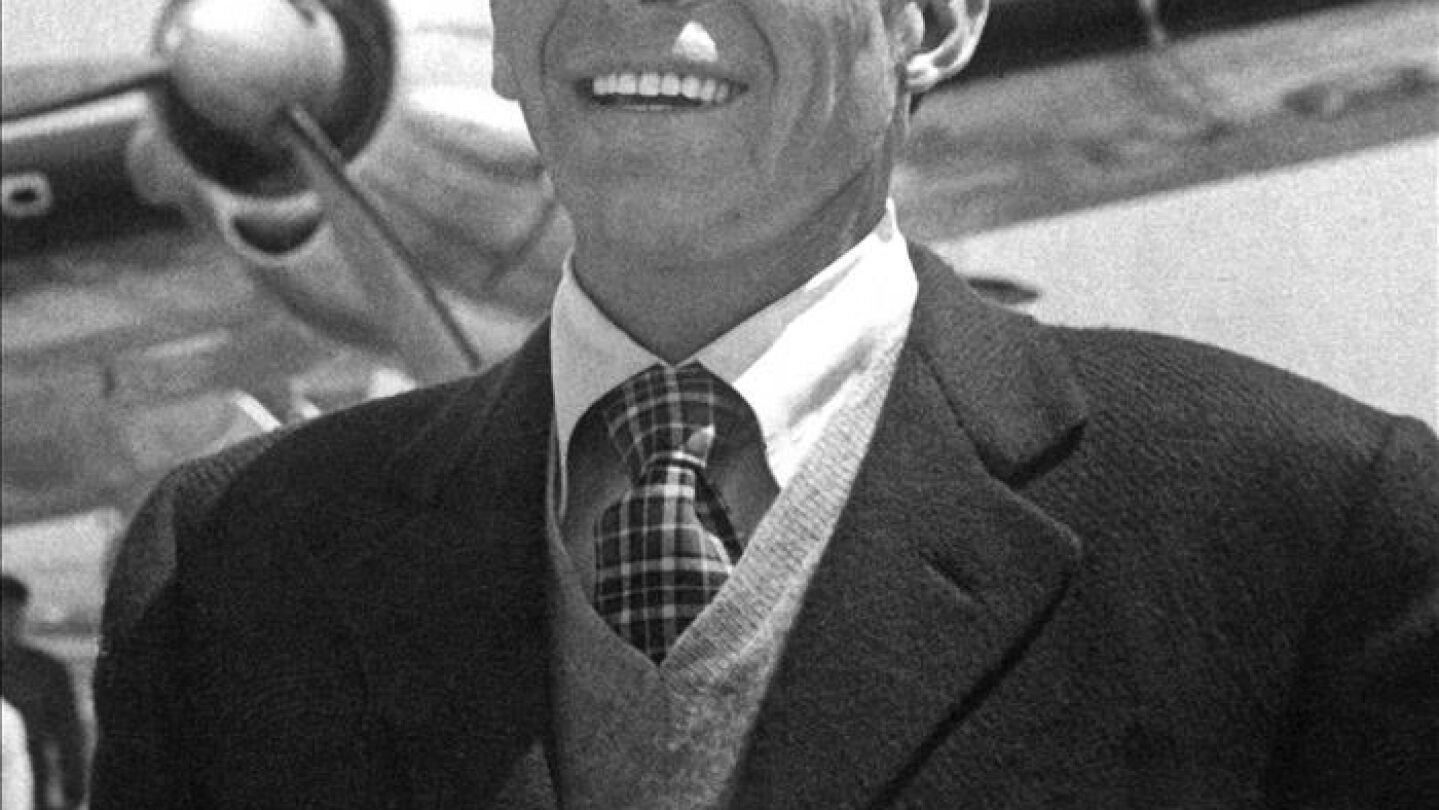 El actor y cantante Frank Sinatra a su llegada al aeropuerto del Prat, en 1950