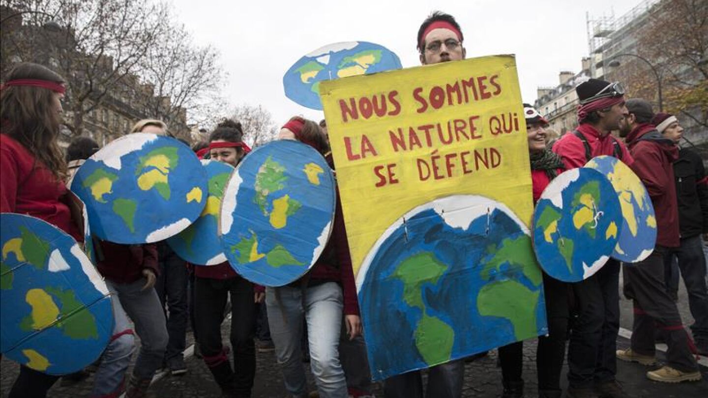 Miles de personas se concentran en Par&iacute;s en defensa del medioambiente