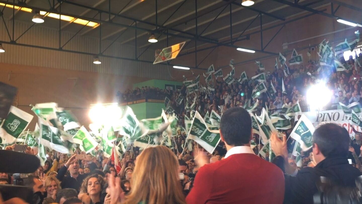Susana D&iacute;az y Pedro S&aacute;nchez encima del escenario