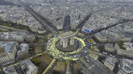 Vista aérea del Arco del Triunfo donde se ha intentado pintar un sol durante la la Conferencia sobre el Cambio Climático Vista aérea del Arco del Triunfo donde se ha intentado pintar un sol durante la la Conferencia sobre el Cambio Climático