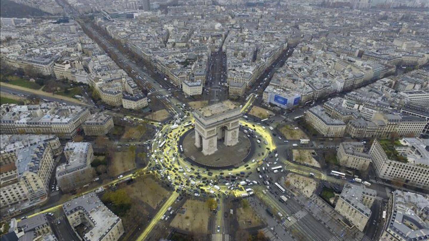 Vista a&eacute;rea del Arco del Triunfo donde se ha intentado pintar un sol durante la la Conferencia sobre el Cambio Clim&aacute;tico 