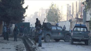 Funcionarios de seguridad afganos inspeccionan el lugar del atentado en Kabul