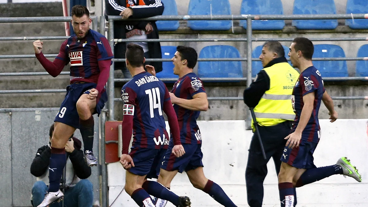 Enrich celebra su gol con sus compañeros