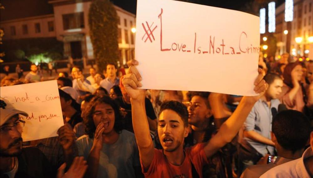 Ciudadanos marroquíes sostienen el pasado 6 de julio una pancarta en una protesta