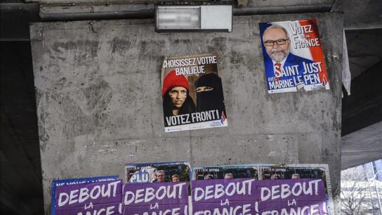 Vista general de los carteles de campa&ntilde;a del partido ultraderechista Frente Nacional