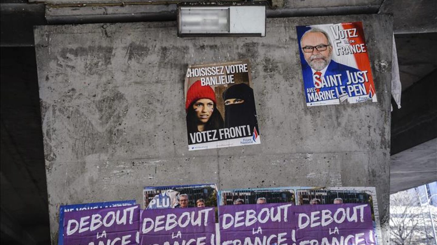 Vista general de los carteles de campa&ntilde;a del partido ultraderechista Frente Nacional