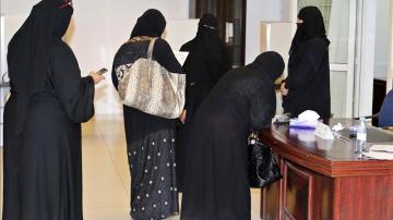 Mujeres votando en las elecciones municipales de Arabia Saudí
