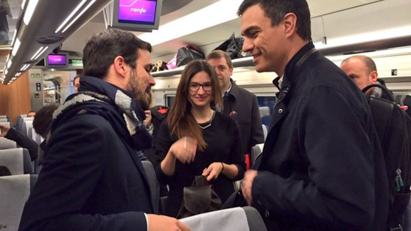 Pedro S&aacute;nchez y Alberto Garz&oacute;n en el AVE