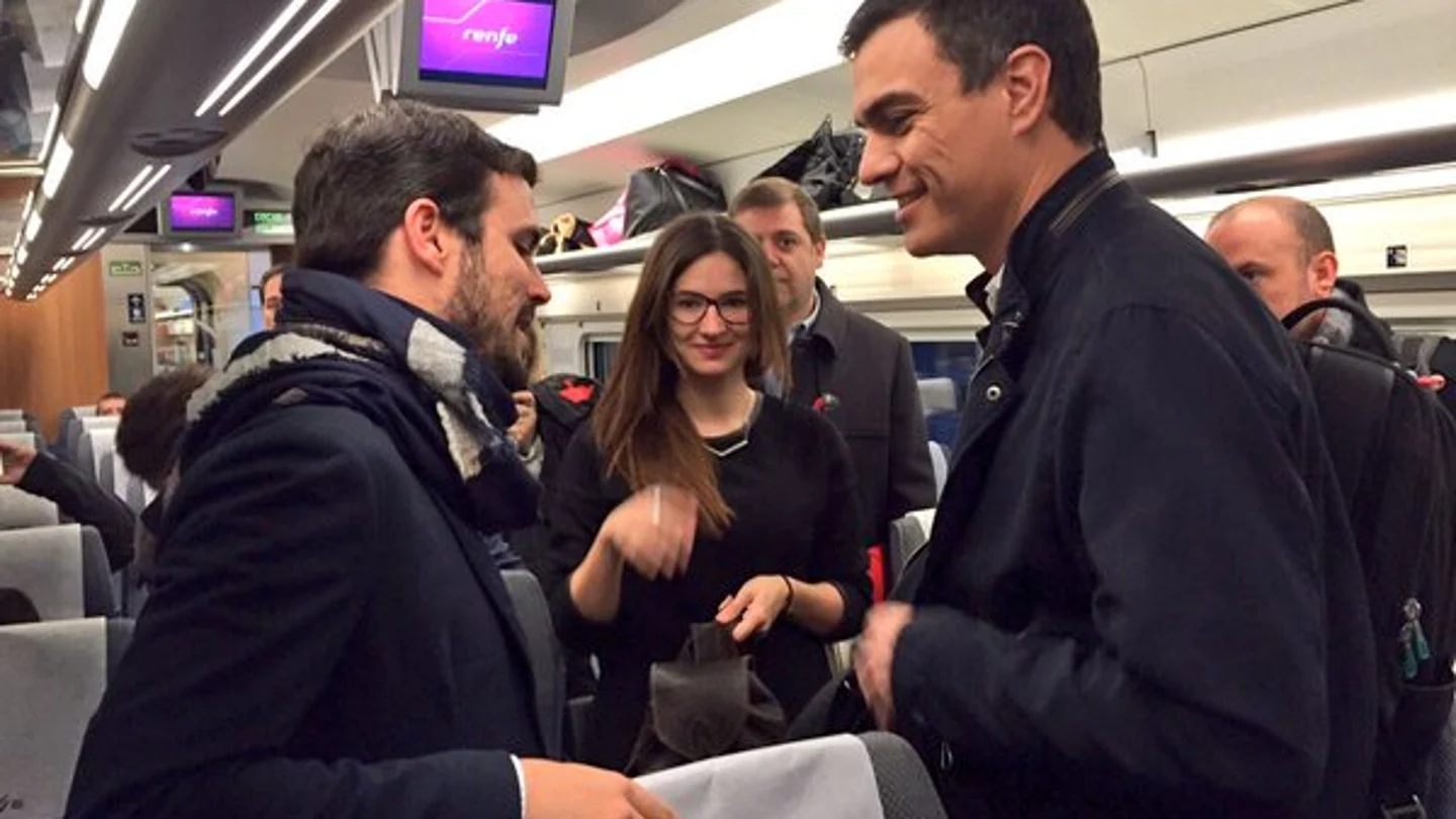 Pedro Sánchez y Alberto Garzón en el AVE Pedro Sánchez y Alberto Garzón en el AVE