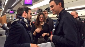 Pedro Sánchez y Alberto Garzón en el AVE