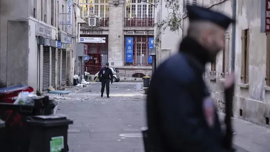 La policía vigila una calle de un barrio de las afueras de París La policía vigila una calle de un barrio de las afueras de París