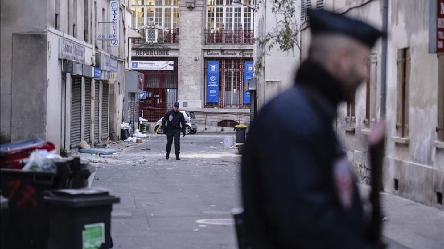 La polic&iacute;a vigila una calle de un barrio de las afueras de Par&iacute;s