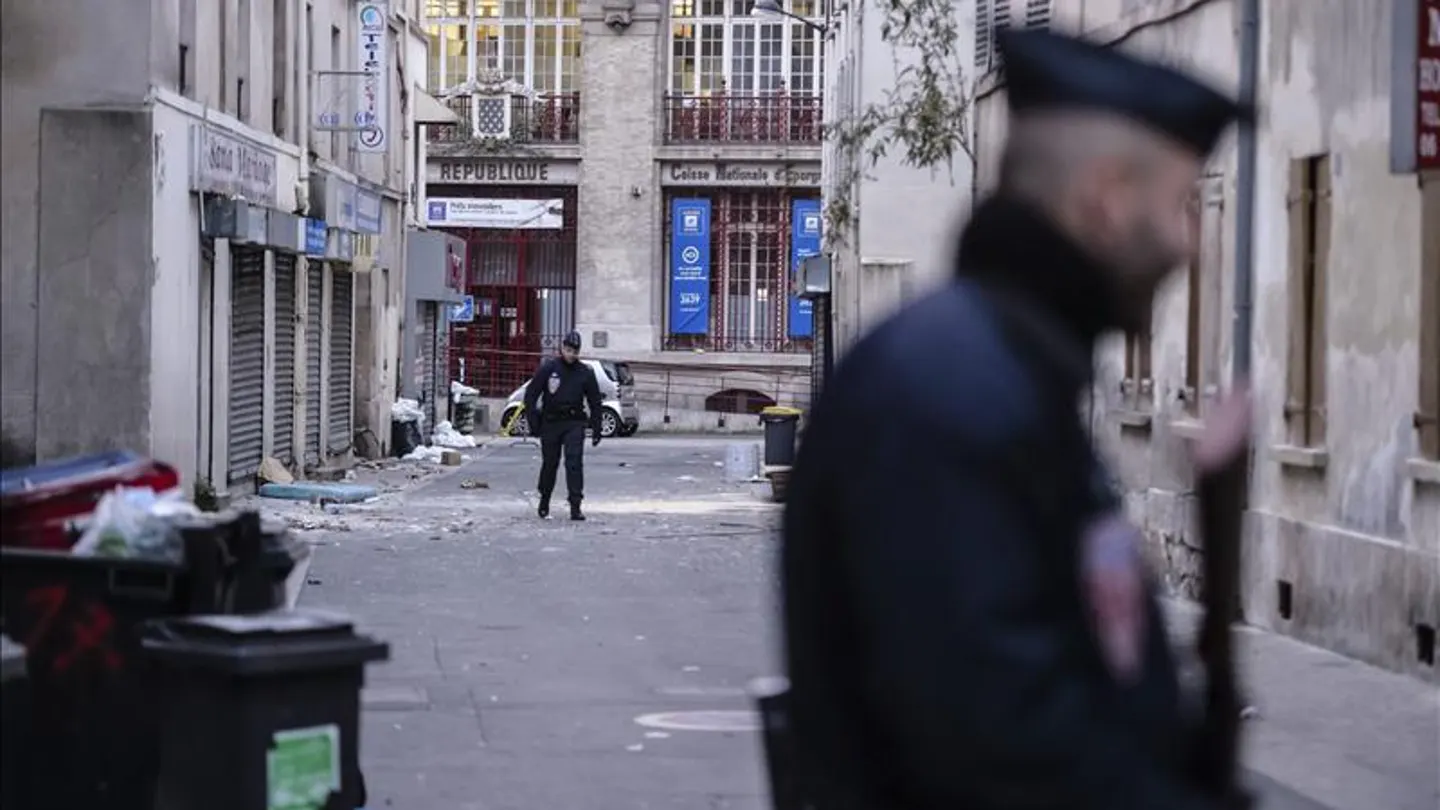 La policía vigila una calle de un barrio de las afueras de París La policía vigila una calle de un barrio de las afueras de París