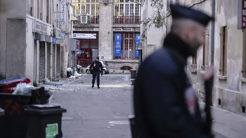 La policía vigila una calle de un barrio de las afueras de París