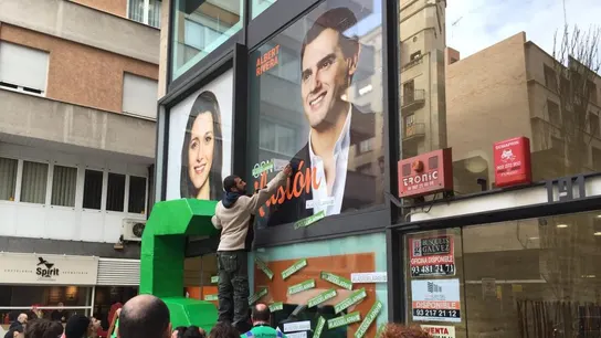 Miembros de la PAH pegando carteles en la sede de C's Miembros de la PAH pegando carteles en la sede de C's