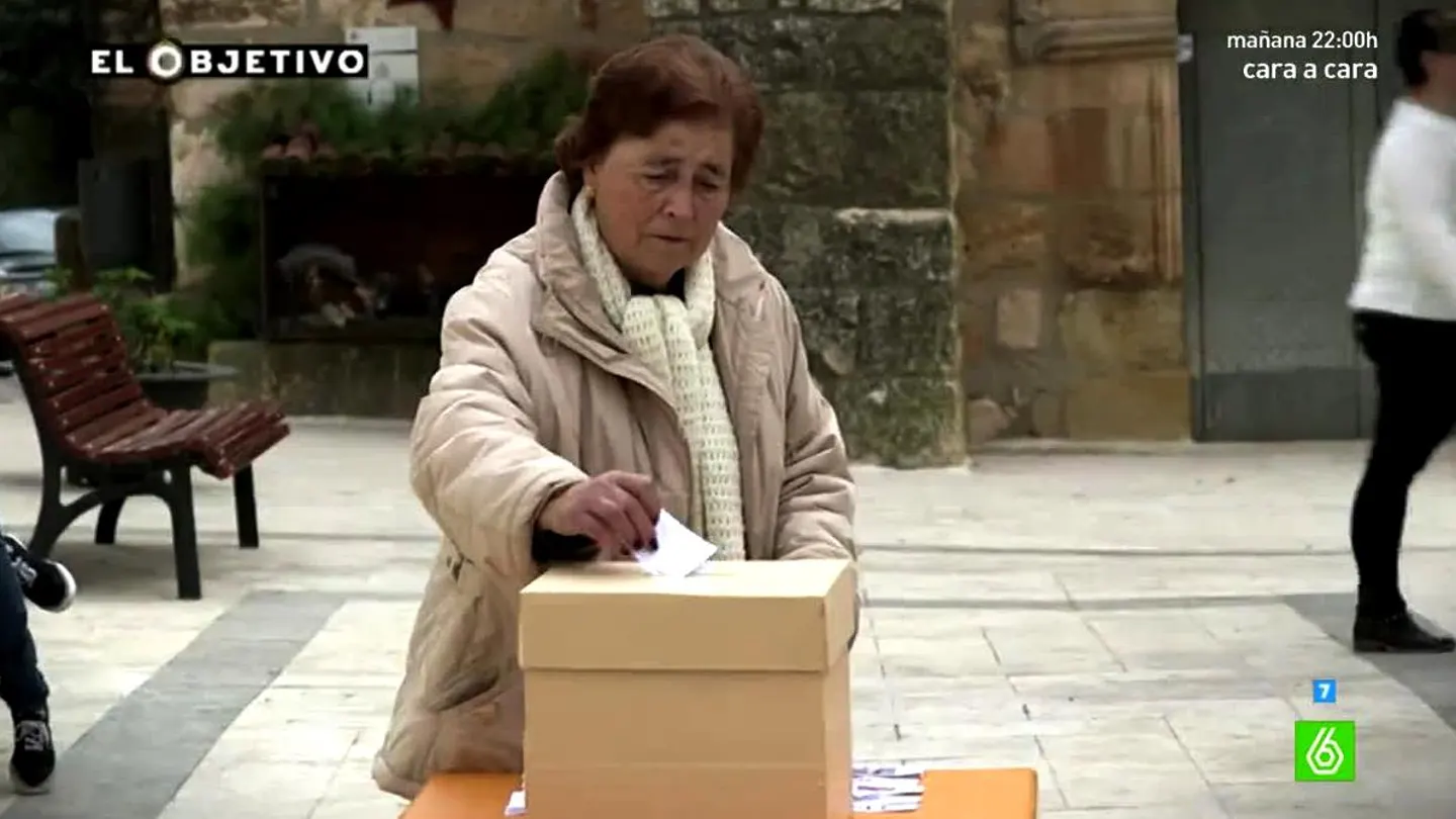 Una mujer votando Una mujer votando