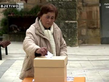 Una mujer votando Una mujer votando
