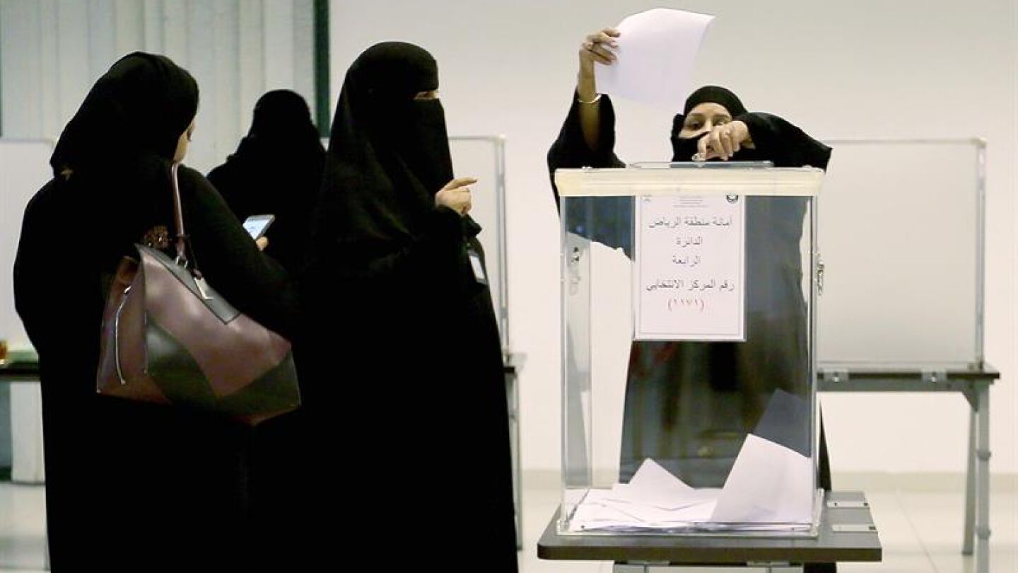 Varias mujeres saud&iacute;es ejercen su derecho a voto