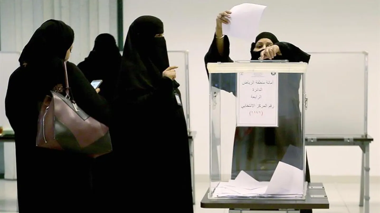 Varias mujeres saudíes ejercen su derecho a voto Varias mujeres saudíes ejercen su derecho a voto