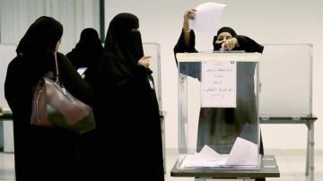 Varias mujeres saudíes ejercen su derecho a voto