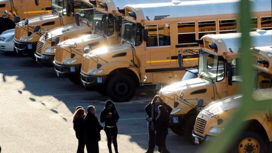 Conductores del servicio de autobuses escolar esperan &oacute;rdenes tras las "amenzas no especificadas" contra los colegios en Los &Aacute;ngeles