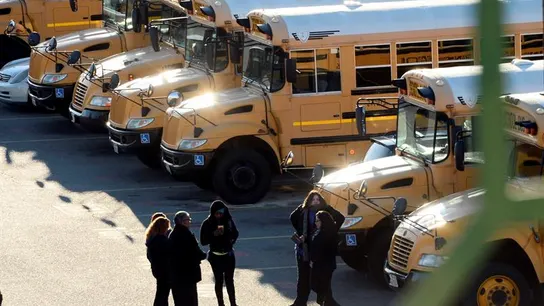 Conductores del servicio de autobuses escolar esperan órdenes tras las "amenzas no especificadas" contra los colegios en Los Ángeles Conductores del servicio de autobuses escolar esperan órdenes tras las "amenzas no especificadas" contra los colegios en Los Ángeles