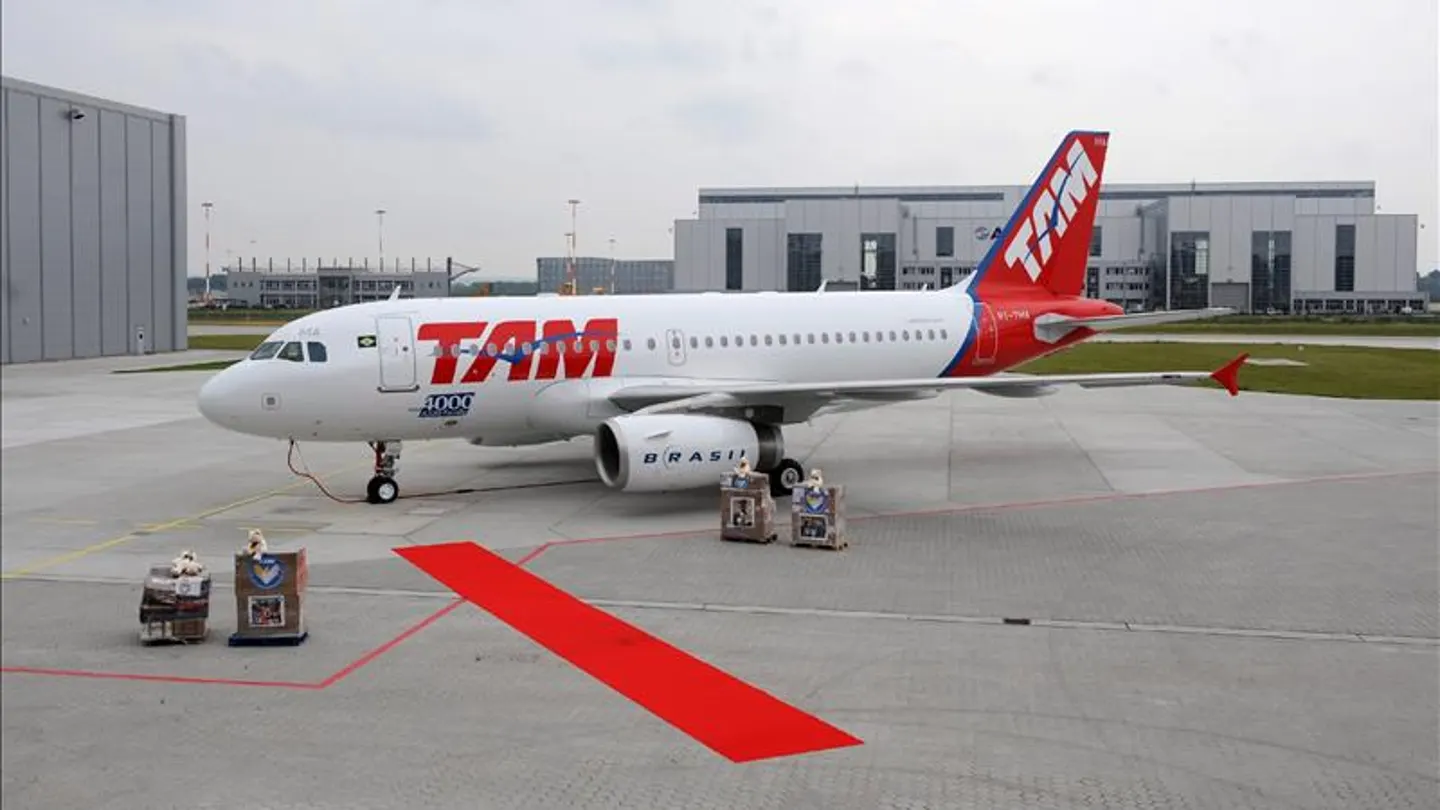 Un avión de la línea aérea brasileña TAM Un avión de la línea aérea brasileña TAM