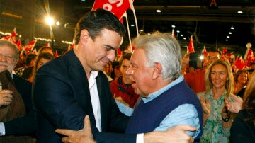 Pedro Sánchez y Felipe González durante un acto en Badajoz