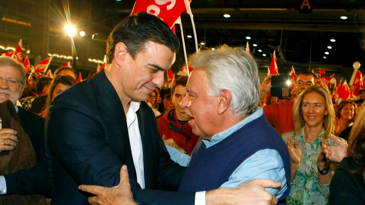 Pedro Sánchez y Felipe González durante un acto en Badajoz