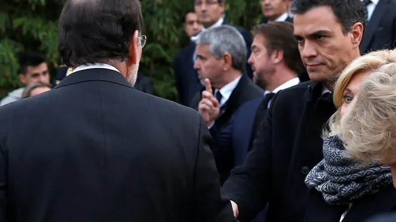 Frío saludo entre Sánchez y Rajoy Frío saludo entre Sánchez y Rajoy