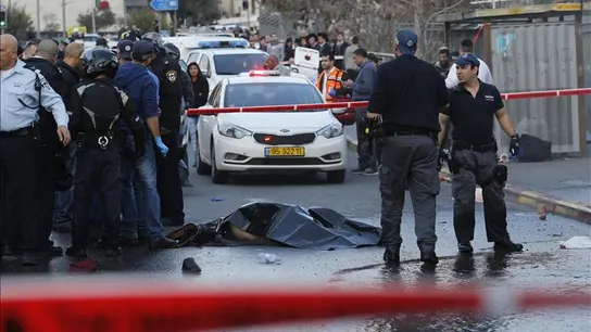 La policía israelí permanece junto al cuerpo del palestino abatido La policía israelí permanece junto al cuerpo del palestino abatido