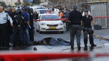 La policía israelí permanece junto al cuerpo del palestino abatido