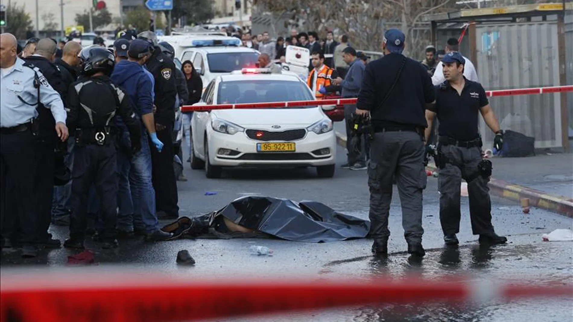 La policía israelí permanece junto al cuerpo del palestino abatido