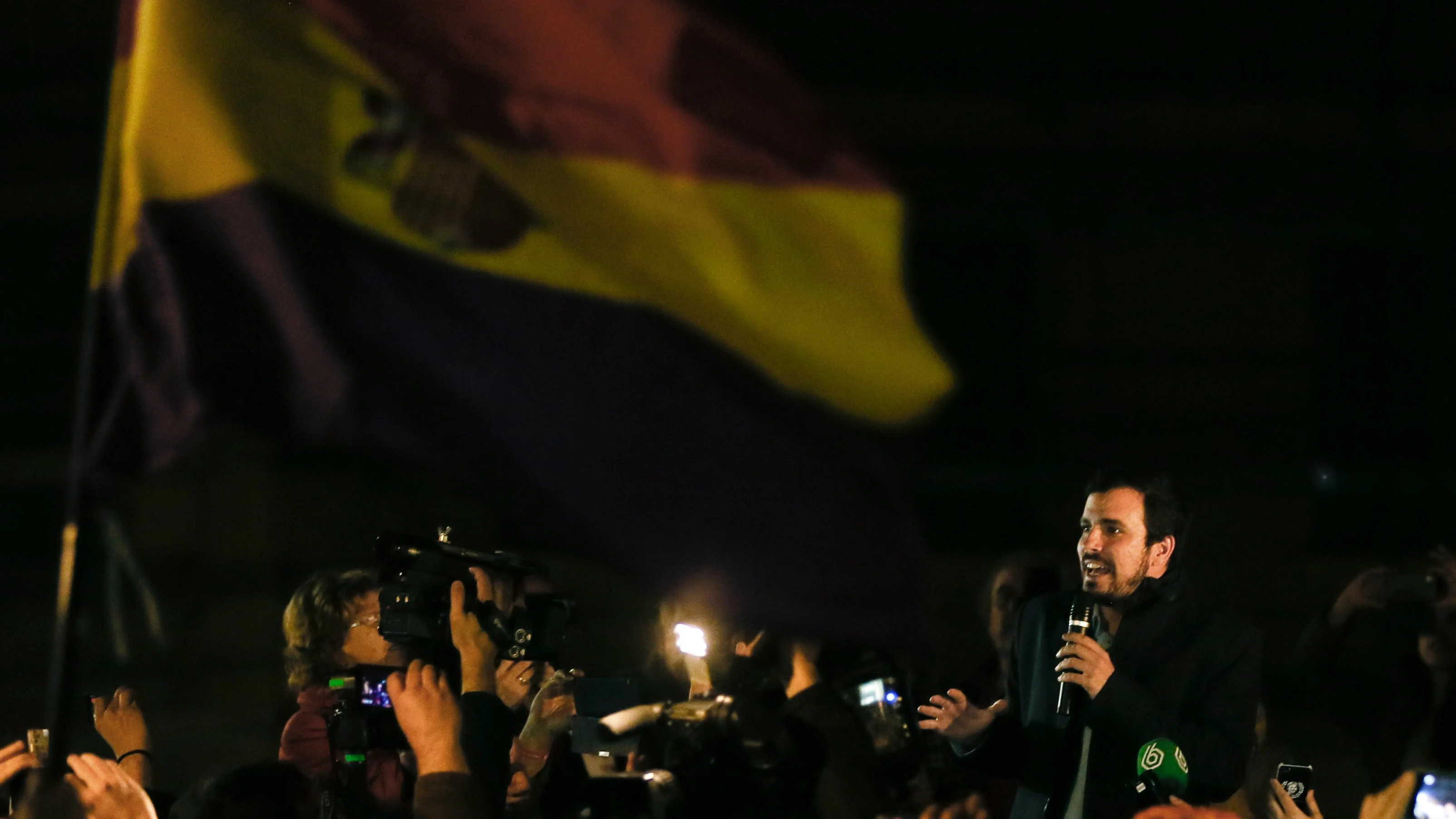 Alberto Garzón, en un mitin en una calle de Madrid